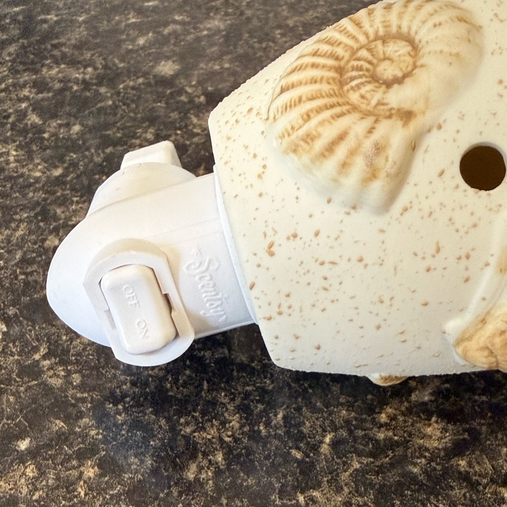 Scentsy Seashell Plug-In Shell Beach Decor Night Light Wax Warmer Retired - Picture 11 of 12